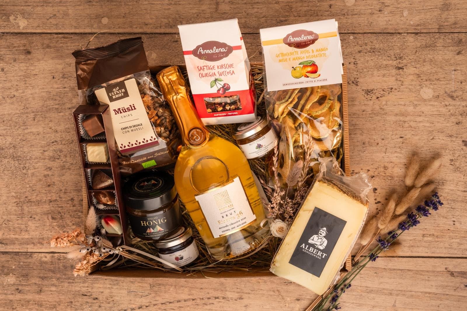Geschenkbox mit Honig, Fruchtaufstrich, Pralinen, Tee, Käse und Prosecco